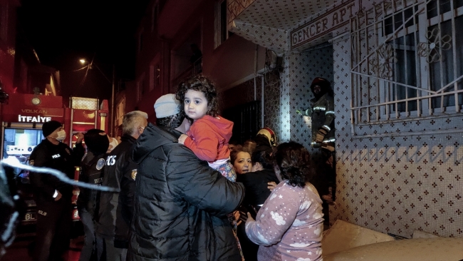 Bursa'da 3 katlı apartmanda yangın: 8 kişi dumandan etkilendi